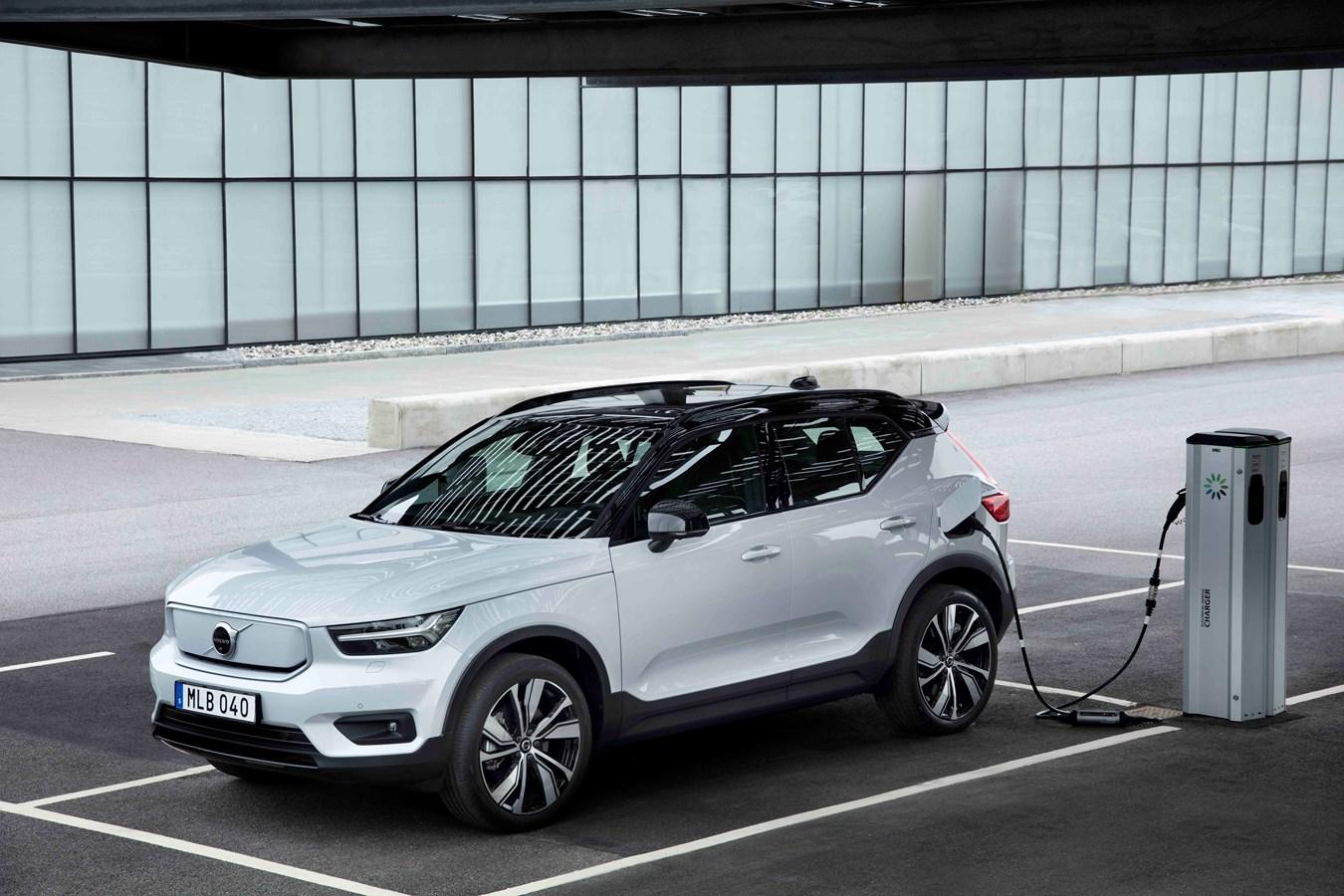 Ecco Volvo XC40 Recharge. La prima elettrica svedese è un SUV sicuro, comodo e potente. Noleggiala con Rentall!