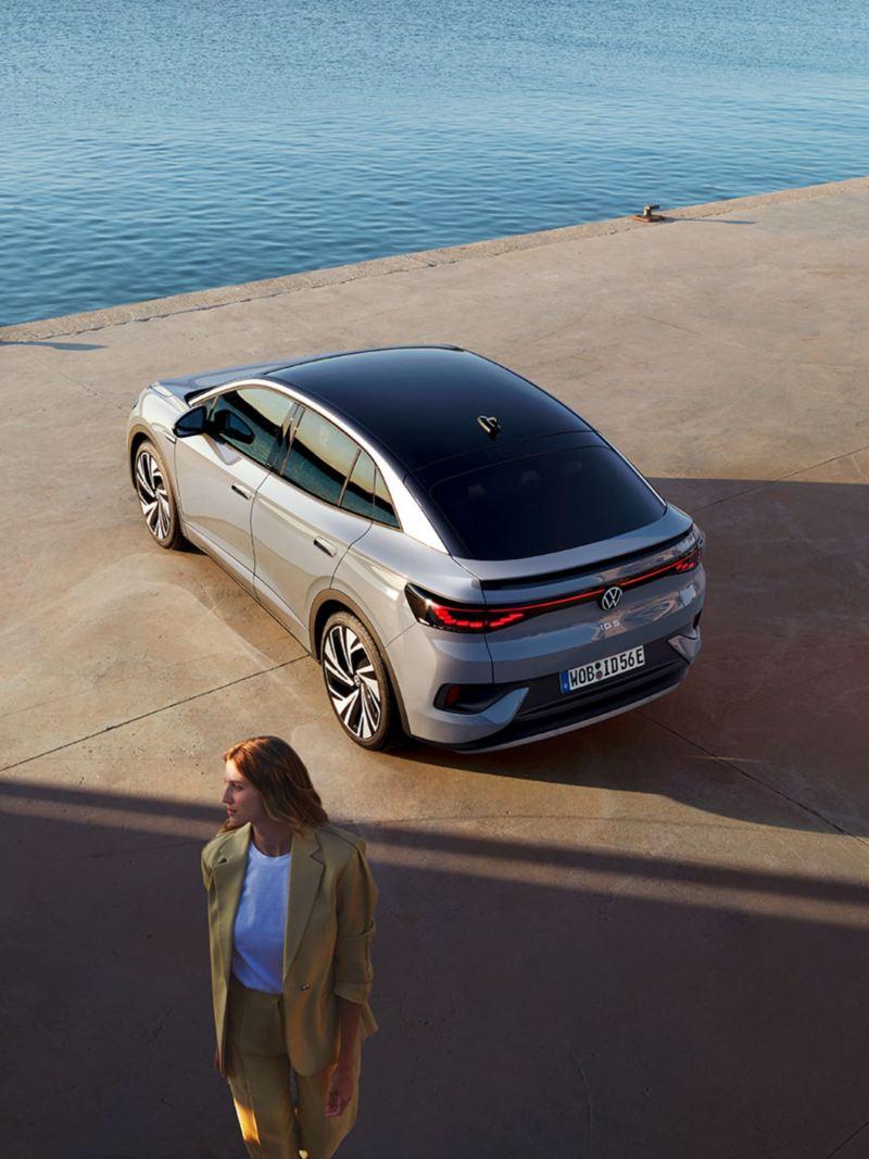 ID.5 100% elettrica SUV Coupé. Mettiti alla guida del Futuro con Rentall!