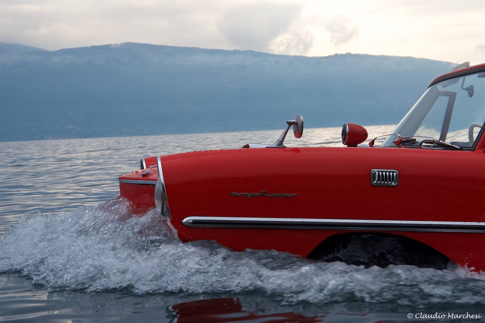 Auto rosse fiammanti nuotano nel lago!