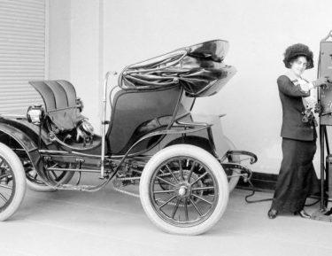 Auto elettrica 100 anni di tentativi, ma ora è meglio noleggiarla. Ecco perché.
