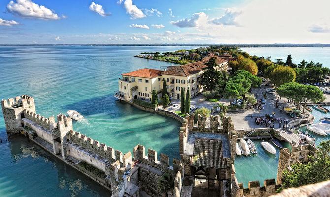 Il nostro appuntamento mensile lungo il percorso della Mille Miglia fa tappa a Sirmione.