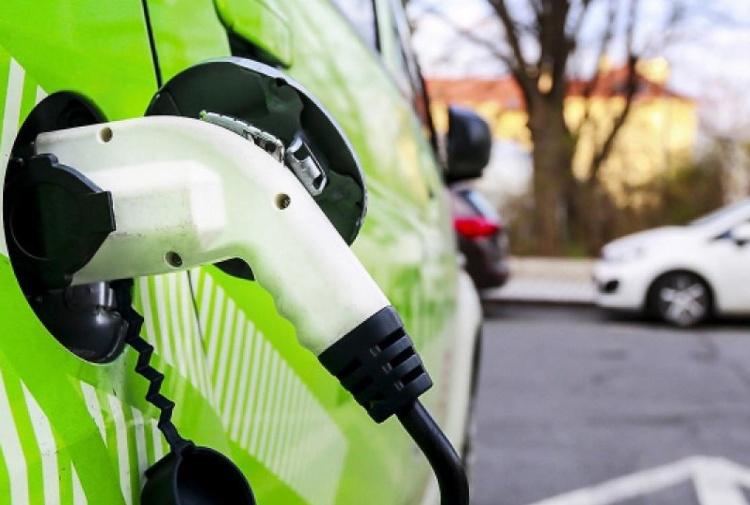Le nuove norme per le auto elettriche. Rentall è il Tuo partner per una svolta green!